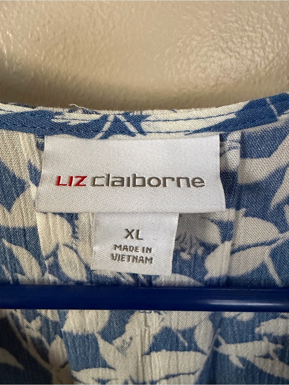 Liz Claiborne Blue and White Floral Button-Front Blouse - Picture 3 of 3